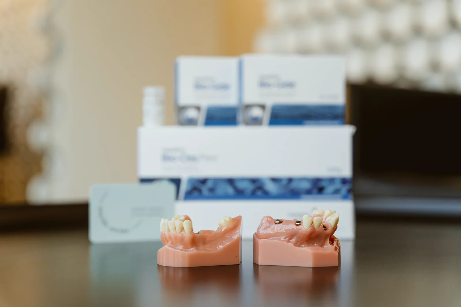Implant jaw models are displayed with bone regeneration materials.